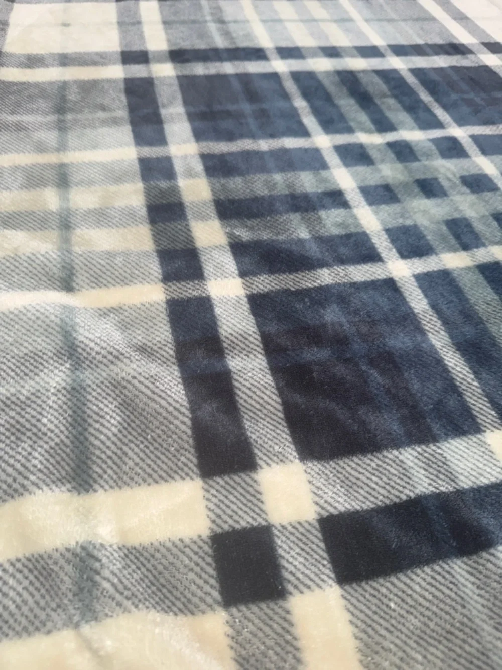 Sanctuary true luxury Cozy Blue Plaid Fleece Throw Blanket 57x45